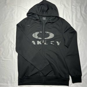 Oakley performance fit
Men 
Sweater, hoodie